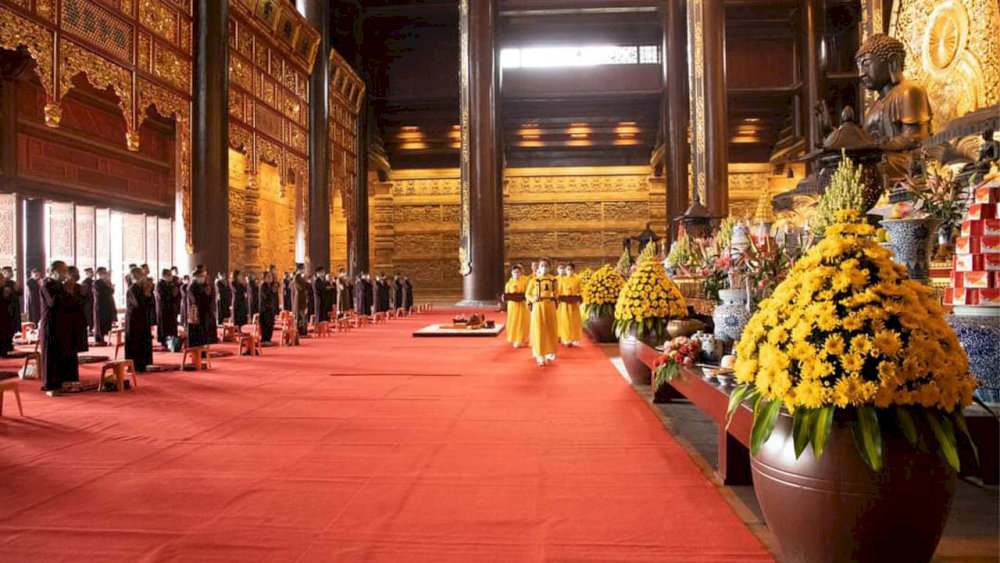 Dâng hương, lễ bái, cầu an